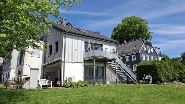 Das Wohngebäude mit Treppe in den Garten von Noh Bieneen