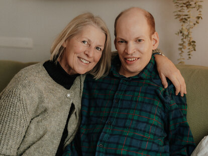 Porträt von Mutter und Sohn auf der Couch