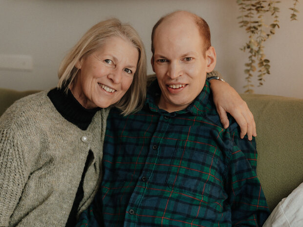 Porträt von Mutter und Sohn auf der Couch