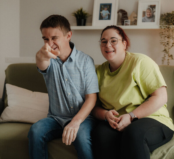Zwei Personen sitzen auf der Couch