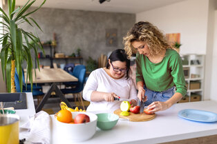 2 Frauen machen sich gemeinsam ein gesundes Frühstück