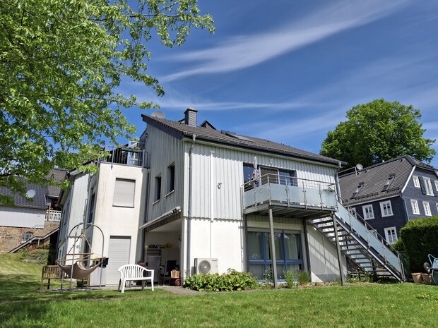 Das Wohngebäude mit Treppe in den Garten von Noh Bieneen